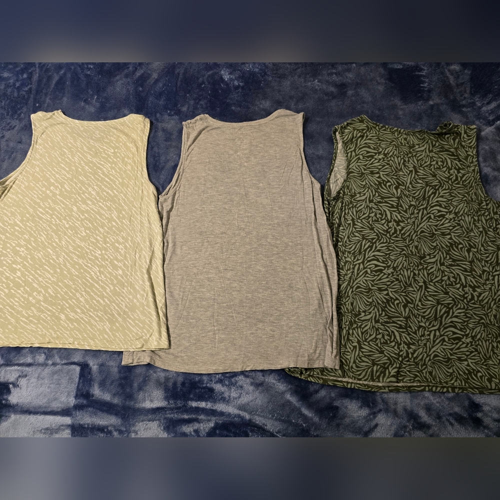 Lot of 3 Womens Summer Sleeveless Shirts - Picture 3 of 9